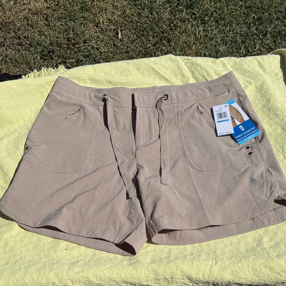 Free country Women's Tan Bermuda shorts
